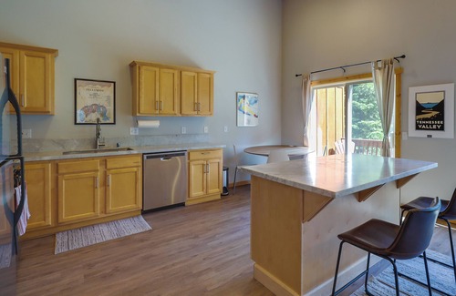 Truckee Condo | Cozy Truckee Retreat with Fireplace & Resort-Style Amenities
