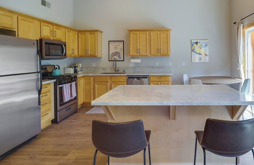 Truckee Condo | Cozy Truckee Retreat with Fireplace & Resort-Style Amenities
