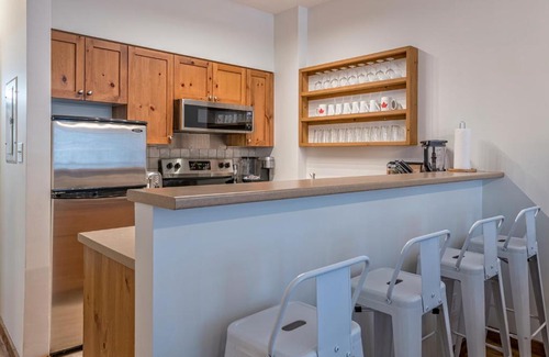 Silver Star Mountain Apartment | True North: Family-Friendly Hotel with Hot Tub & Breakfast