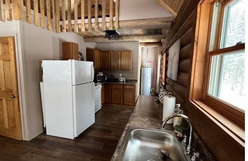 Newberry Cabin | Relaxing True North Cabin Near Tahquamenon Falls - 10/10!