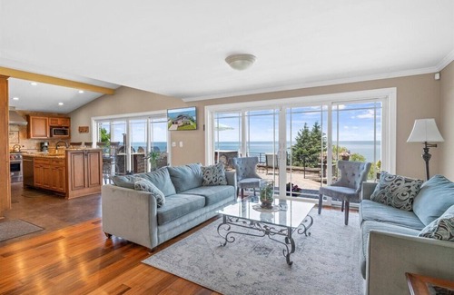 North Greece House | Unforgettable True North Lakefront Retreat with Ocean Views