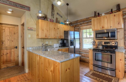 Big Sky Cabin | Cozy Cowboy Heaven Cabin with Hot Tub & Spa Amenities