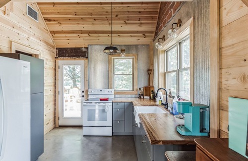 Otwell Cabin | Truelove Chalet: Relaxed Rustic Cabin with Breakfast Included