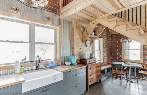 Otwell Cabin | Truelove Chalet: Relaxed Rustic Cabin with Breakfast Included