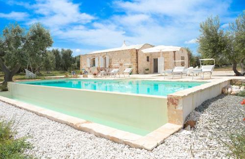 Villa Castelli Villa | Relaxing Trullo Delori with Infinity Pool for Family Fun