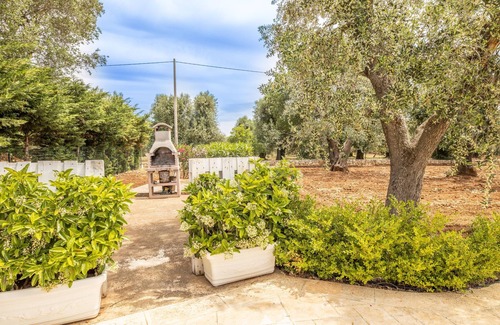 San Michele Salentino Cottage | Pet-Friendly Retreat at Trullo Farfalla with Pool & Spa