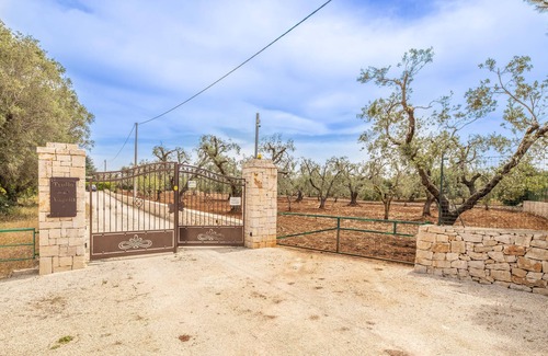 San Michele Salentino Cottage | Pet-Friendly Retreat at Trullo Farfalla with Pool & Spa