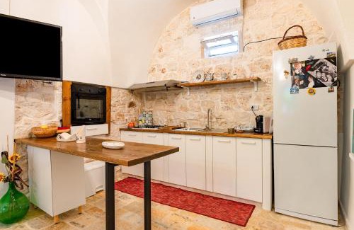 Latiano Villa | Trullo Nonno Vittorio: Pet-Friendly Retreat with Pool & 10/10 Rating
