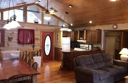 Magnet Cabin | Pet-Friendly Luxury Log Cabin with Spa and 10/10 Guest Rating