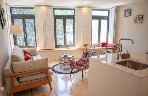 Uniao de Freguesias do Centro Apartment | Truly Porto: Downtown Apartment with Balcony & Pool Access