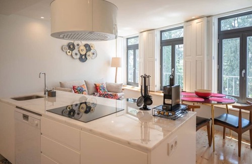 Uniao de Freguesias do Centro Apartment | Truly Porto: Downtown Apartment with Balcony & Pool Access