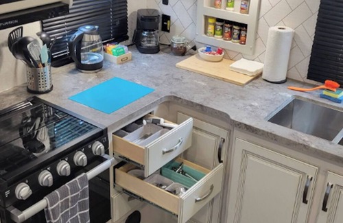 Damascus House | Experience RV Life with Amenities for Family and Relaxation