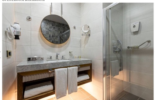 Zeytinburnu Hotel | Discover Tryp by Wyndham Istanbul Topkapi: Family-Friendly Stay