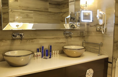 Basiskele Hotel | Elegant TRYP by Wyndham Izmit: Rated 8.4 with Pool & Spa
