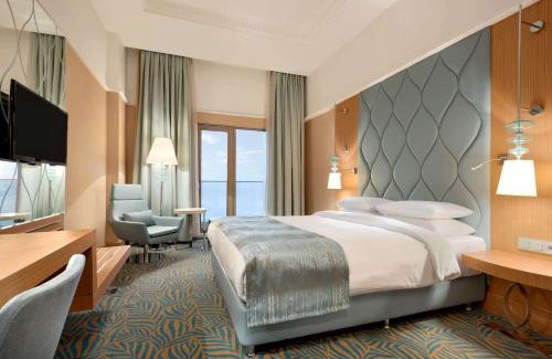 Basiskele Hotel | Elegant TRYP by Wyndham Izmit with Oceanfront Pool & Spa