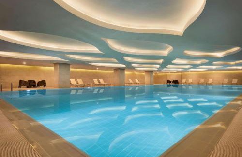 Basiskele Hotel | Elegant TRYP by Wyndham Izmit with Oceanfront Pool & Spa