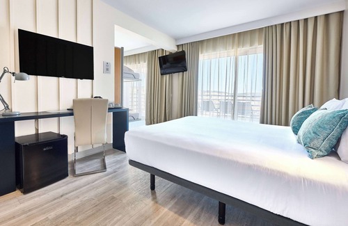 Costa de Caparica Hotel | Discover TRYP by Wyndham Lisboa Caparica Mar with Pool & Spa