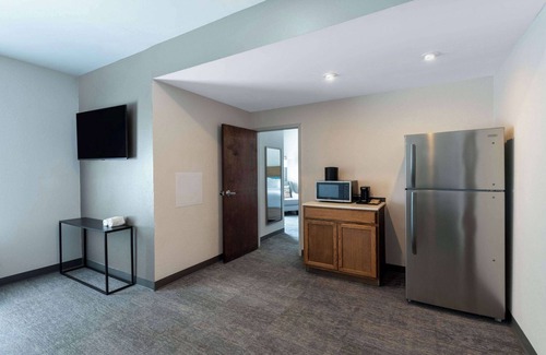 Tallahassee Hotel | Comfortable TRYP by Wyndham Tallahassee North with Spa