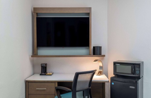 Tallahassee Hotel | Comfortable TRYP by Wyndham Tallahassee North with Spa