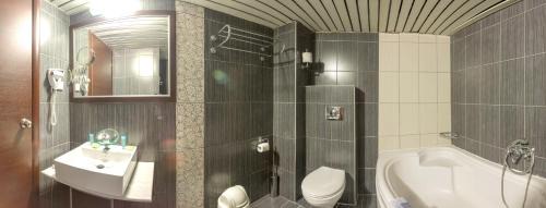 Kozani Hotel | Beachfront Tselikas Hotel with Pool & Pet-Friendly Options