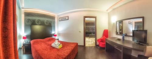 Kozani Hotel | Beachfront Tselikas Hotel with Pool & Pet-Friendly Options