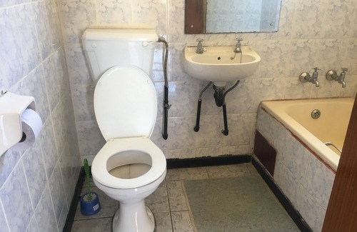 Francistown Hotel | Discover Tshesebe Stopover Motel: Family-Friendly Retreat