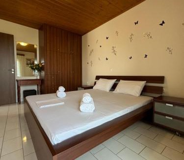 Kiparissia Apartment | Child-Friendly Tsiakos Apartment in Vryses - Guest Rated 9/10
