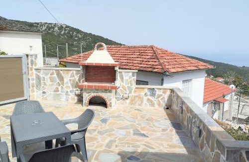 Keramidi Villa | Top-Rated Tsonos Home: Pet-Friendly with Hot Tub Access