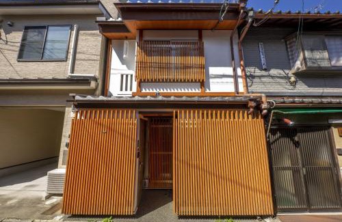 Sannenzaka Ninenzaka House | Top-Rated Tsukinowacho House: Child-Friendly Retreat