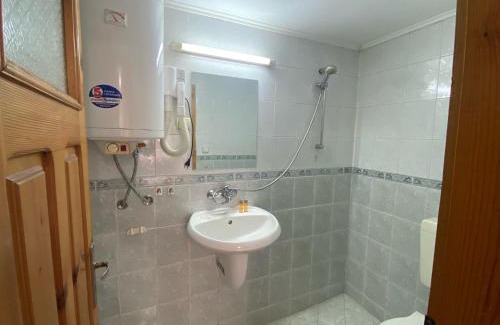 Dobrinishte House | Cozy Tsvetkovi Guest House: Pet-Friendly with Breakfast