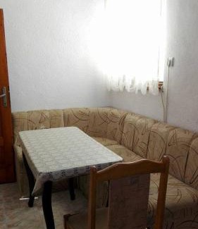 Dobrinishte House | Cozy Tsvetkovi Guest House: Pet-Friendly with Breakfast