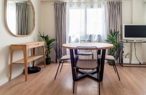 La Seu Apartment | Explore TTdSSa VLC Plaza Cisneros - Family-Friendly Retreat