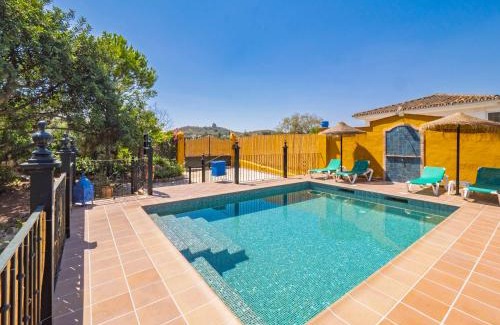 Alhaurin el Grande House | Relax at Tu Villa Rural: Family-Friendly with Ocean Views