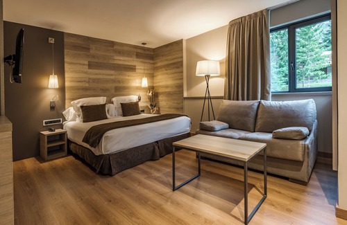 Baqueira Hotel | Explore Tuc Blanc: Spa Retreat with Pool & Hot Tub