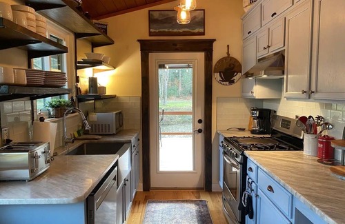 Sylva House | Eco-Friendly River House with Spa & Family Amenities