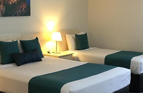 South Gundagai Hotel | Discover Tuckerbox Motor Inn: 4-Star Family-Friendly Retreat
