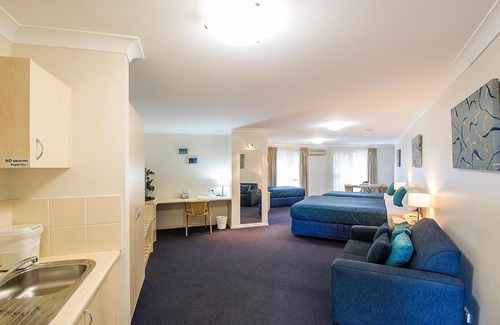 South Gundagai Hotel | Discover Tuckerbox Motor Inn: 4-Star Family-Friendly Retreat