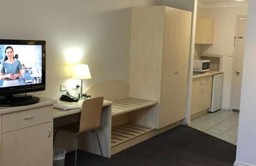 South Gundagai Hotel | Discover Tuckerbox Motor Inn: 4-Star Family-Friendly Retreat