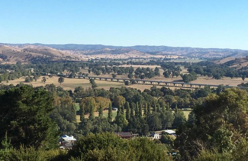 South Gundagai Hotel | Discover Tuckerbox Motor Inn: 4-Star Family-Friendly Retreat
