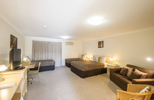 South Gundagai Hotel | Discover Tuckerbox Motor Inn: 4-Star Family-Friendly Retreat