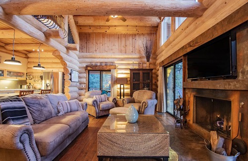 Mount Lemmon Cabin | Mountain Retreat with Decks, Walkable to Summerhaven