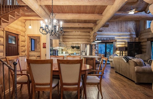 Mount Lemmon Cabin | Mountain Retreat with Decks, Walkable to Summerhaven