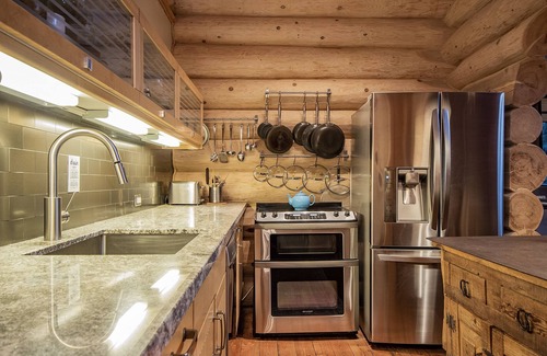 Mount Lemmon Cabin | Mountain Retreat with Decks, Walkable to Summerhaven