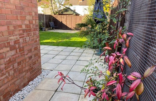 Gloucester House | Stay at Tudor House: Pet-Friendly with Breakfast & Kitchen