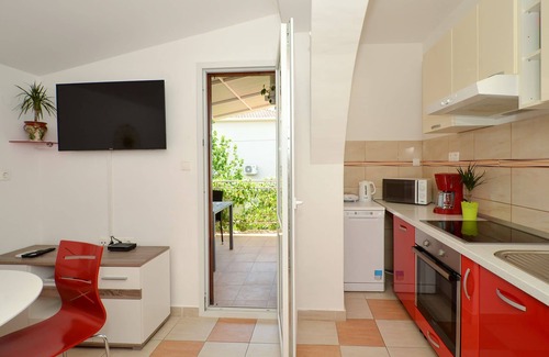 Okrug Gornji Apartment | Beachfront Bliss: Tudija 2 Apartment with Ocean View