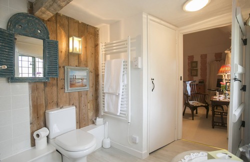Frampton Bed & Breakfast | Delightful Tudor Cottage B&B in Dorchester - Guest Rated 10/10