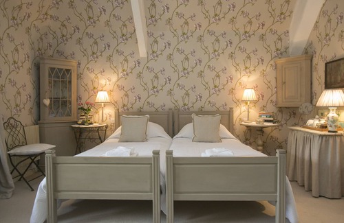 Frampton Bed & Breakfast | Delightful Tudor Cottage B&B in Dorchester - Guest Rated 10/10
