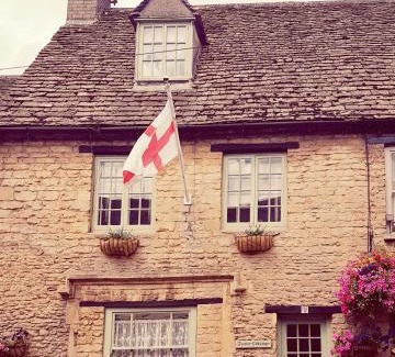 Fairford House | Elegant Tudor Cottage: 5-Star Retreat for Families & Pets