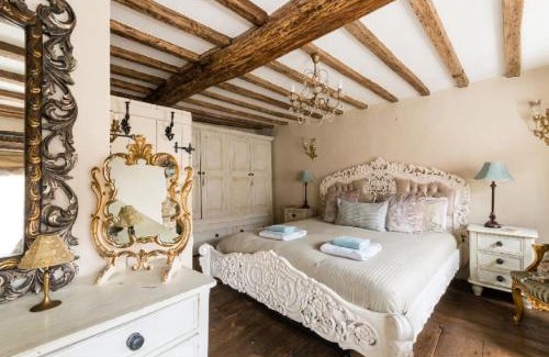 Fairford House | Elegant Tudor Cottage: 5-Star Retreat for Families & Pets