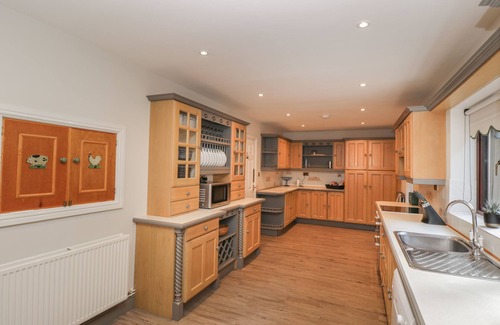 Symonds Yat Cottage | Family-Friendly Tudor House with Cozy Open Fire in Symonds Yat
